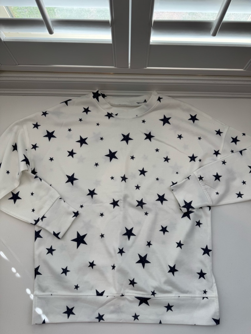 New condition women’s Star Print Sweatshirt White & Navy Cozy Pullover Top Small
